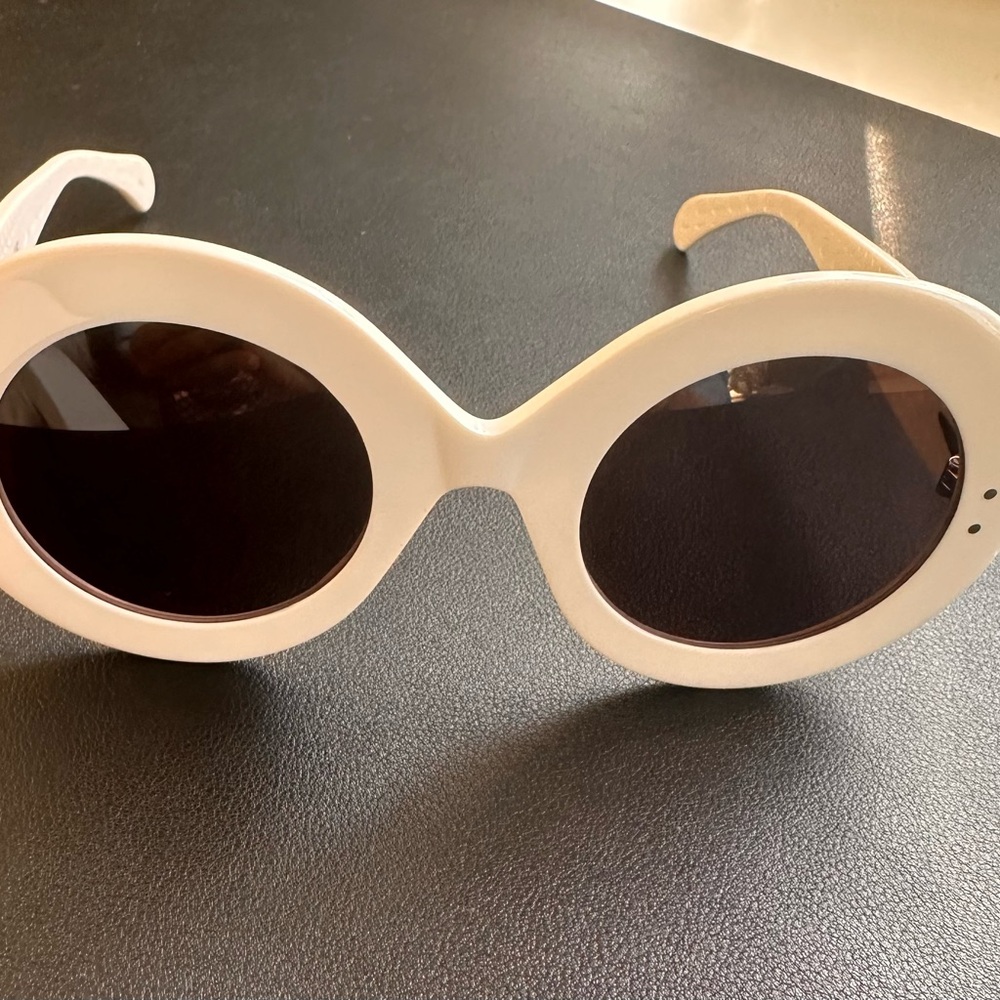 Chic White Oval Sunglasses